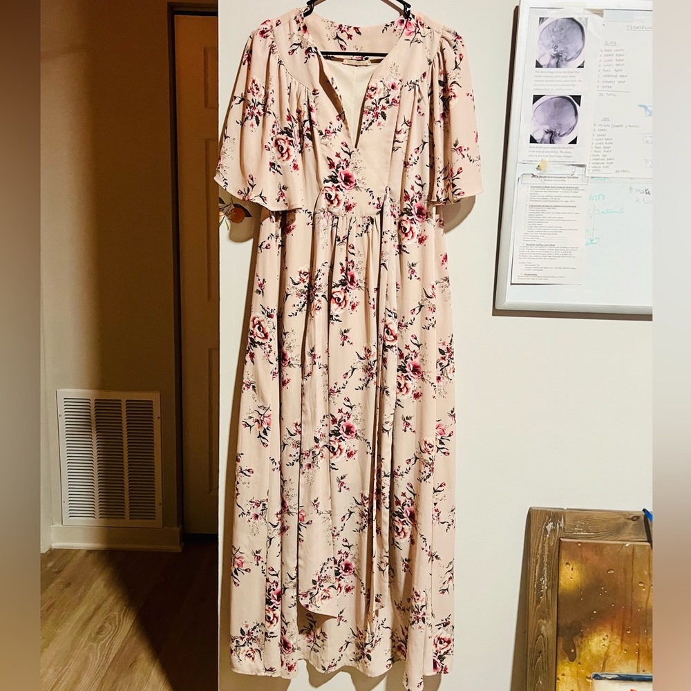 Beautiful flowy floral maxi dress